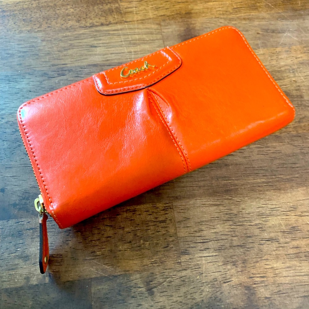 Coach orange wallet… like NEW condition! Super clean 🧡